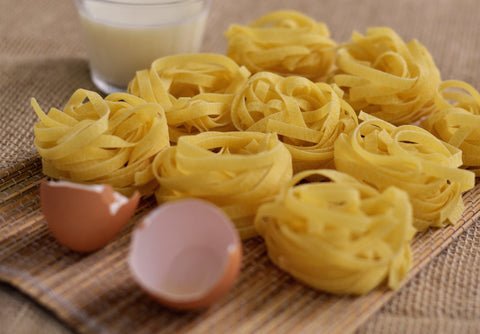 fettuccine and cracked egg